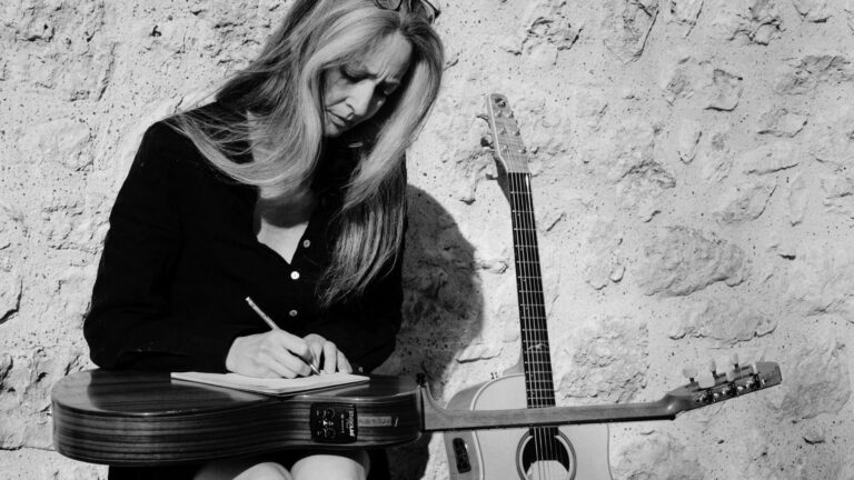 Photo Sophie Chauvet avec ses guitares.